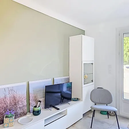 Croix Du Sud By Interhome Caves